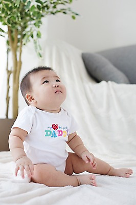 포토 JPG 스튜디오촬영 응시 남자 실내 한명 사람 앉기 동양인 귀여움 한국인 올려보기 아기 담요 즐거움 시무룩 아기만 남자아기만 남자아기한명만 국내포토 1 시선 감정 컨셉 모션 표정 인종 내부 남자만 남자한명만 파일형식