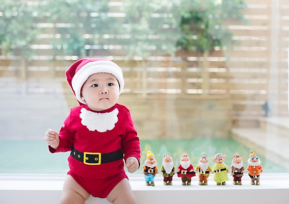 포토 JPG 스튜디오촬영 남자 크리스마스 산타모자 창문 산타옷 실내 한명 사람 앉기 동양인 산타클로스 귀여움 피규어 한국인 아기 창가 난쟁이 아기만 남자아기만 남자아기한명만 국내포토 모자_잡화 1 옷 기념일 컨셉 모션 인종 내부 미니어처 남자만 남자한명만 파일형식