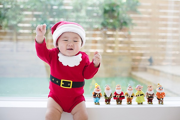 포토 JPG 스튜디오촬영 남자 크리스마스 산타모자 창문 산타옷 실내 한명 사람 앉기 동양인 산타클로스 손들기 귀여움 눈감음 피규어 한국인 아기 창가 난쟁이 아기만 남자아기만 남자아기한명만 국내포토 모자_잡화 1 옷 기념일 컨셉 모션 인종 내부 미니어처 남자만 남자한명만 파일형식