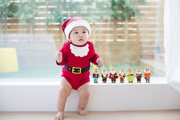 포토 JPG 스튜디오촬영 남자 크리스마스 산타모자 창문 산타옷 실내 한명 사람 동양인 산타클로스 귀여움 피규어 한국인 아기 창가 난쟁이 아기만 남자아기만 남자아기한명만 국내포토 모자_잡화 1 옷 기념일 컨셉 인종 내부 미니어처 남자만 남자한명만 파일형식