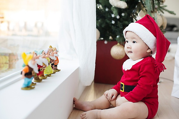 포토 JPG 스튜디오촬영 남자 크리스마스 산타모자 창문 산타옷 실내 한명 사람 앉기 동양인 산타클로스 귀여움 피규어 한국인 아기 창가 난쟁이 아기만 남자아기만 남자아기한명만 국내포토 모자_잡화 1 옷 기념일 컨셉 모션 인종 내부 미니어처 남자만 남자한명만 파일형식