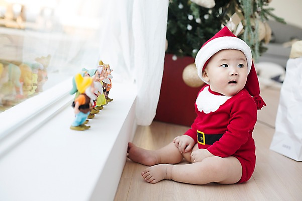 포토 JPG 스튜디오촬영 남자 크리스마스 산타모자 창문 산타옷 실내 한명 사람 앉기 동양인 산타클로스 귀여움 피규어 한국인 아기 창가 난쟁이 아기만 남자아기만 남자아기한명만 국내포토 모자_잡화 1 옷 기념일 컨셉 모션 인종 내부 미니어처 남자만 남자한명만 파일형식