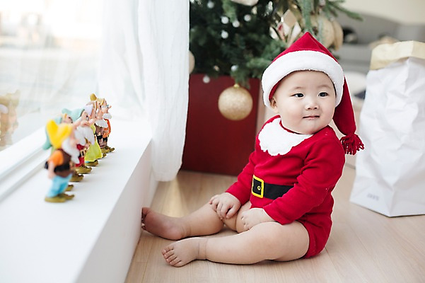 포토 JPG 스튜디오촬영 남자 크리스마스 산타모자 창문 산타옷 실내 한명 사람 앉기 동양인 산타클로스 귀여움 피규어 한국인 아기 창가 난쟁이 아기만 남자아기만 남자아기한명만 국내포토 모자_잡화 1 옷 기념일 컨셉 모션 인종 내부 미니어처 남자만 남자한명만 파일형식