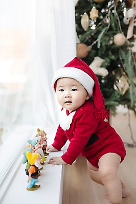 포토 JPG 스튜디오촬영 남자 크리스마스 산타모자 창문 산타옷 실내 한명 사람 동양인 크리스마스트리 산타클로스 귀여움 기댐 피규어 한국인 아기 창가 난쟁이 아기만 남자아기만 남자아기한명만 국내포토 모자_잡화 1 옷 기념일 컨셉 모션 인종 내부 미니어처 남자만 남자한명만 파일형식