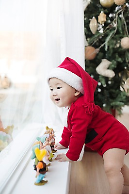포토 JPG 스튜디오촬영 응시 남자 크리스마스 산타모자 창문 산타옷 실내 한명 사람 동양인 크리스마스트리 산타클로스 귀여움 기댐 한국인 아기 창가 아기만 남자아기만 남자아기한명만 국내포토 모자_잡화 1 시선 옷 기념일 컨셉 모션 인종 내부 남자만 남자한명만 파일형식