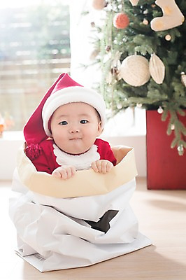 포토 JPG 스튜디오촬영 남자 크리스마스 산타모자 산타옷 실내 한명 사람 앉기 동양인 크리스마스트리 산타클로스 귀여움 한국인 아기 자루 아기만 남자아기만 남자아기한명만 국내포토 모자_잡화 1 옷 기념일 컨셉 모션 인종 내부 남자만 남자한명만 파일형식