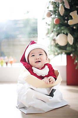 포토 JPG 스튜디오촬영 남자 크리스마스 산타모자 산타옷 실내 한명 웃음 사람 앉기 동양인 크리스마스트리 산타클로스 귀여움 한국인 아기 자루 아기만 남자아기만 남자아기한명만 국내포토 모자_잡화 1 옷 기념일 컨셉 모션 표정 인종 내부 남자만 남자한명만 파일형식