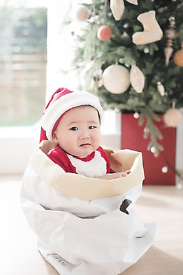 포토 JPG 스튜디오촬영 남자 크리스마스 산타모자 산타옷 실내 한명 사람 앉기 동양인 크리스마스트리 산타클로스 귀여움 한국인 아기 자루 울상 아기만 남자아기만 남자아기한명만 국내포토 모자_잡화 1 옷 기념일 컨셉 모션 인종 내부 남자만 남자한명만 파일형식