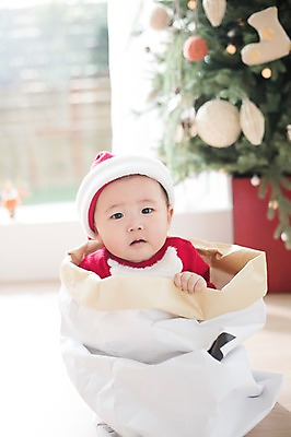 포토 JPG 스튜디오촬영 남자 크리스마스 산타모자 산타옷 실내 한명 사람 앉기 동양인 아웃포커스 크리스마스트리 산타클로스 귀여움 한국인 아기 자루 아기만 남자아기만 남자아기한명만 국내포토 모자_잡화 1 옷 기념일 컨셉 모션 촬영기법 인종 내부 남자만 남자한명만 파일형식