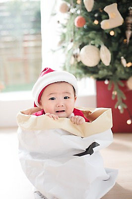 포토 JPG 스튜디오촬영 남자 크리스마스 산타모자 산타옷 실내 한명 사람 앉기 동양인 크리스마스트리 산타클로스 귀여움 한국인 아기 자루 울상 아기만 남자아기만 남자아기한명만 국내포토 모자_잡화 1 옷 기념일 컨셉 모션 인종 내부 남자만 남자한명만 파일형식