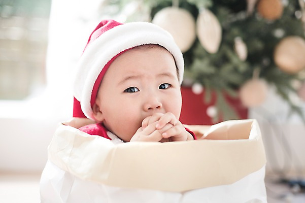 포토 JPG 스튜디오촬영 응시 남자 크리스마스 산타모자 실내 한명 사람 앉기 동양인 아웃포커스 크리스마스트리 산타클로스 귀여움 한국인 아기 자루 아기만 남자아기만 남자아기한명만 국내포토 모자_잡화 1 시선 기념일 컨셉 모션 촬영기법 인종 내부 남자만 남자한명만 파일형식