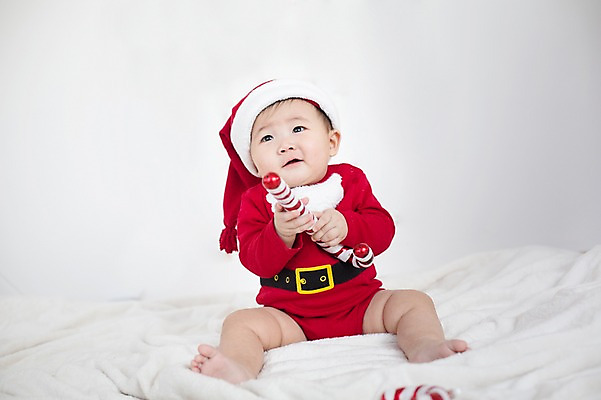 포토 JPG 스튜디오촬영 남자 크리스마스 산타모자 산타옷 지팡이 실내 한명 사람 앉기 동양인 산타클로스 귀여움 한국인 아기 담요 아기만 남자아기만 남자아기한명만 국내포토 모자_잡화 1 옷 기념일 컨셉 모션 인종 내부 남자만 남자한명만 파일형식