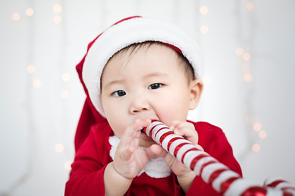 포토 JPG 스튜디오촬영 남자 크리스마스 산타모자 산타옷 지팡이 실내 한명 사람 앉기 동양인 산타클로스 귀여움 한국인 아기 먹기 아기만 남자아기만 남자아기한명만 국내포토 모자_잡화 1 옷 기념일 컨셉 모션 인종 내부 남자만 남자한명만 파일형식