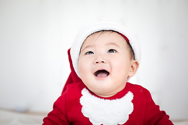 포토 JPG 스튜디오촬영 남자 크리스마스 산타모자 산타옷 실내 한명 웃음 사람 앉기 동양인 산타클로스 귀여움 한국인 아기 아기만 남자아기만 남자아기한명만 국내포토 모자_잡화 1 옷 기념일 컨셉 모션 표정 인종 내부 남자만 남자한명만 파일형식
