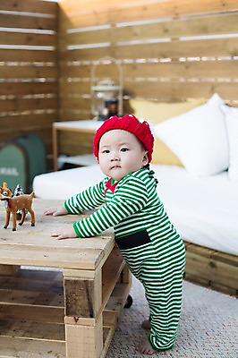 포토 JPG 스튜디오촬영 전신 남자 탁자 요정 실내 한명 서기 사람 동양인 장난감 귀여움 한국인 아기 아기만 남자아기만 남자아기한명만 국내포토 1 가구 컨셉 모션 인종 내부 남자만 남자한명만 파일형식