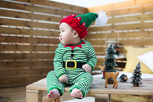 포토 JPG 스튜디오촬영 전신 남자 요정 털모자 실내 한명 사람 앉기 동양인 장난감 귀여움 한국인 아기 아기만 남자아기만 남자아기한명만 국내포토 모자_잡화 1 컨셉 모션 인종 내부 남자만 남자한명만 파일형식