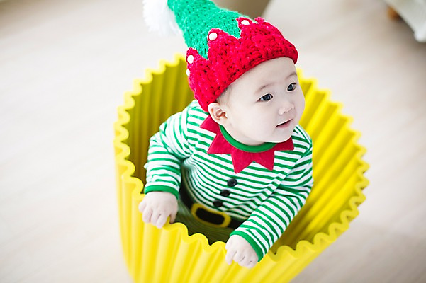 포토 JPG 스튜디오촬영 응시 남자 요정 털모자 실내 한명 사람 동양인 하이앵글 바구니 귀여움 한국인 아기 아기만 남자아기만 남자아기한명만 국내포토 모자_잡화 1 시선 뷰포인트 컨셉 인종 내부 남자만 남자한명만 파일형식