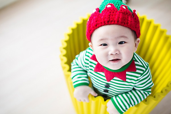 포토 JPG 스튜디오촬영 응시 남자 요정 털모자 실내 한명 사람 동양인 하이앵글 바구니 귀여움 한국인 아기 아기만 남자아기만 남자아기한명만 국내포토 모자_잡화 1 시선 뷰포인트 컨셉 인종 내부 남자만 남자한명만 파일형식