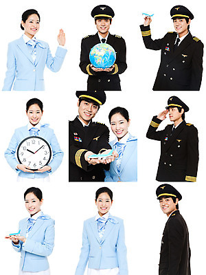 JPG 편집이미지 여자 남자 시계 비행기 사람 동양인 여러명 성인 지구본 한국인 파일럿 승무원 디지털합성 항공 기장 몽타주 디지털아트 성인만 편집실사 직업 다수 항공교통 대중교통 인종 CG 파일형식