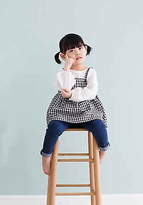 포토 JPG 스튜디오촬영 전신 라이프스타일 여자 딸 어린이 생각 의자 모션 실내 한명 사람 앉기 동양인 손짓 소녀 앞모습 한국인 가족라이프 소녀한명만 딸바보 국내포토 1 뷰포인트 가구 가족 인종 내부 생활 여자한명만 소녀만 파일형식