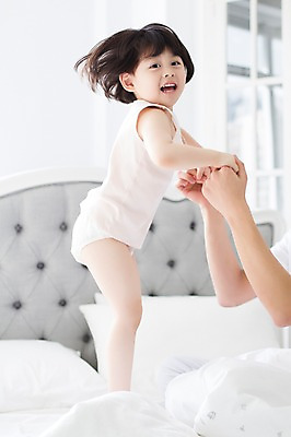 포토 JPG 스튜디오촬영 라이프스타일 여자 딸 어린이 가족 모션 실내 한명 미소 사람 동양인 소녀 상반신 옆모습 신체부위 귀여움 손잡기 한국인 육아 침대 가족라이프 팔 놀기 천진난만 소녀한명만 딸바보 국내포토 1 뷰포인트 가구 컨셉 관계 표정 인종 내부 생활 여자한명만 소녀만 파일형식