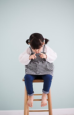 포토 JPG 스튜디오촬영 전신 라이프스타일 여자 딸 어린이 의자 모션 실내 한명 사람 앉기 동양인 손짓 소녀 앞모습 한국인 가족라이프 소녀한명만 딸바보 국내포토 1 뷰포인트 가구 가족 인종 내부 생활 여자한명만 소녀만 파일형식