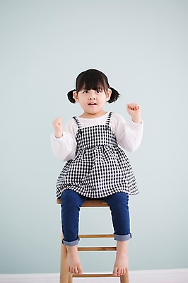 포토 JPG 스튜디오촬영 전신 라이프스타일 여자 딸 어린이 의자 모션 실내 한명 미소 사람 앉기 동양인 손짓 소녀 앞모습 주먹 한국인 가족라이프 소녀한명만 딸바보 국내포토 1 뷰포인트 가구 가족 표정 인종 내부 생활 여자한명만 소녀만 파일형식
