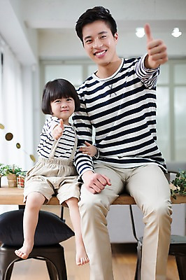 포토 JPG 스튜디오촬영 전신 라이프스타일 여자 남자 딸 어린이 가족 모션 함께함 실내 미소 사람 앉기 동양인 손짓 소녀 상반신 20대 성인 두명 앞모습 팔짱 화목 한국인 육아 가족라이프 최고 아빠 부녀 딸바보 싱글대디 한부모가족 국내포토 뷰포인트 컨셉 관계 표정 인종 청년 내부 생활 파일형식