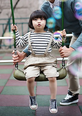 포토 JPG 주간 전신 라이프스타일 여자 남자 딸 어린이 가족 모션 함께함 사람 앉기 동양인 20대 성인 야외 두명 앞모습 한국인 육아 하반신 잡기 가족라이프 아빠 비눗방울 놀이터 즐거움 그네 부녀 딸바보 싱글대디 한부모가족 국내포토 자연요소 감정 뷰포인트 컨셉 관계 놀이 인종 청년 생활 파일형식