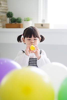 포토 JPG 스튜디오촬영 라이프스타일 여자 딸 어린이 모션 실내 한명 들기 사람 앉기 동양인 소녀 상반신 앞모습 귀여움 한국인 가족라이프 불기 풍선 천진난만 소녀한명만 딸바보 국내포토 1 뷰포인트 컨셉 가족 인종 내부 생활 여자한명만 소녀만 파일형식