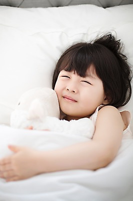 포토 JPG 스튜디오촬영 라이프스타일 여자 딸 어린이 인형 안기 모션 실내 한명 미소 사람 동양인 소녀 상반신 앞모습 눕기 귀여움 눈감음 한국인 침대 가족라이프 천진난만 소녀한명만 딸바보 국내포토 1 뷰포인트 가구 컨셉 가족 표정 인종 내부 생활 여자한명만 소녀만 파일형식