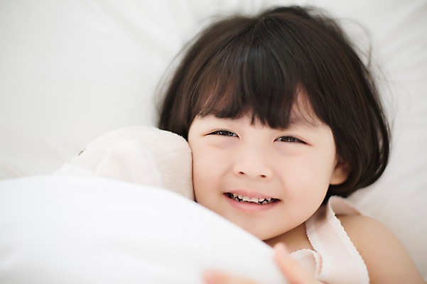 포토 JPG 스튜디오촬영 라이프스타일 여자 딸 어린이 인형 안기 모션 실내 한명 미소 사람 동양인 소녀 상반신 앞모습 눕기 귀여움 한국인 침대 가족라이프 천진난만 소녀한명만 딸바보 국내포토 1 뷰포인트 가구 컨셉 가족 표정 인종 내부 생활 여자한명만 소녀만 파일형식