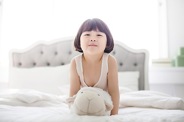 포토 JPG 스튜디오촬영 라이프스타일 여자 딸 어린이 인형 모션 실내 한명 미소 사람 앉기 동양인 소녀 상반신 앞모습 귀여움 한국인 침대 가족라이프 놀기 천진난만 소녀한명만 딸바보 국내포토 1 뷰포인트 가구 컨셉 가족 표정 인종 내부 생활 여자한명만 소녀만 파일형식