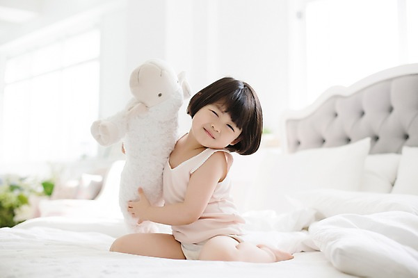 포토 JPG 스튜디오촬영 전신 라이프스타일 여자 딸 어린이 인형 안기 모션 놀이 실내 한명 미소 사람 앉기 동양인 소녀 옆모습 귀여움 한국인 침대 가족라이프 천진난만 소녀한명만 딸바보 국내포토 1 뷰포인트 가구 컨셉 가족 표정 인종 내부 생활 여자한명만 소녀만 파일형식