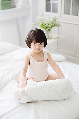 포토 JPG 스튜디오촬영 전신 라이프스타일 여자 딸 어린이 인형 모션 놀이 실내 한명 미소 들기 사람 앉기 동양인 소녀 앞모습 귀여움 한국인 침대 가족라이프 천진난만 소녀한명만 딸바보 국내포토 1 뷰포인트 가구 컨셉 가족 표정 인종 내부 생활 여자한명만 소녀만 파일형식