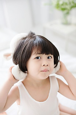 포토 JPG 스튜디오촬영 라이프스타일 여자 딸 어린이 인형 모션 실내 한명 미소 들기 사람 앉기 동양인 소녀 상반신 앞모습 귀여움 한국인 침대 가족라이프 놀기 천진난만 소녀한명만 딸바보 국내포토 1 뷰포인트 가구 컨셉 가족 표정 인종 내부 생활 여자한명만 소녀만 파일형식