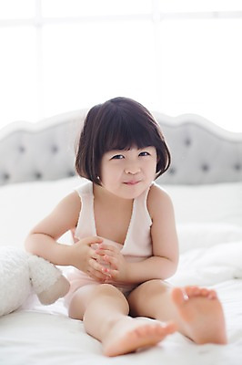 포토 JPG 스튜디오촬영 전신 라이프스타일 여자 딸 어린이 인형 모션 실내 한명 미소 사람 앉기 동양인 소녀 앞모습 귀여움 한국인 침대 가족라이프 놀기 천진난만 소녀한명만 딸바보 국내포토 1 뷰포인트 가구 컨셉 가족 표정 인종 내부 생활 여자한명만 소녀만 파일형식