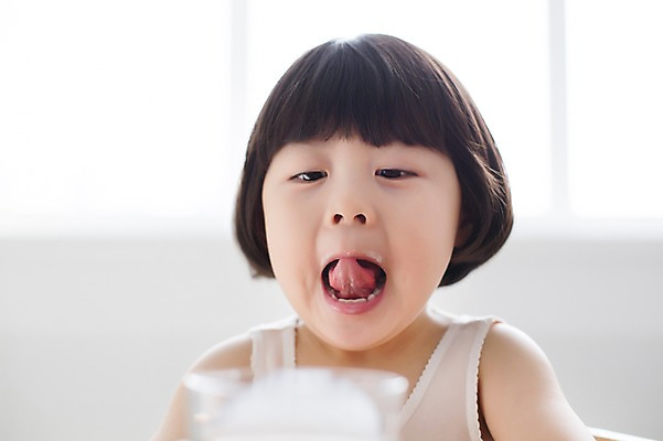 포토 JPG 스튜디오촬영 라이프스타일 여자 딸 어린이 모션 실내 한명 미소 들기 사람 앉기 동양인 소녀 상반신 앞모습 귀여움 한국인 우유 가족라이프 천진난만 소녀한명만 딸바보 국내포토 1 뷰포인트 컨셉 가족 유제품 표정 인종 내부 생활 여자한명만 소녀만 파일형식