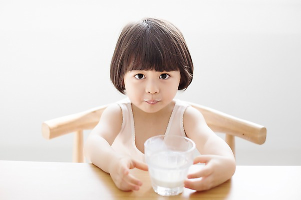 포토 JPG 스튜디오촬영 라이프스타일 여자 딸 어린이 의자 모션 실내 한명 사람 앉기 동양인 소녀 상반신 앞모습 한국인 우유 마시기 가족라이프 책상 소녀한명만 딸바보 국내포토 1 뷰포인트 가구 가족 유제품 인종 내부 생활 여자한명만 소녀만 파일형식