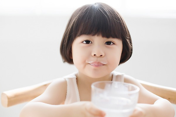 포토 JPG 스튜디오촬영 라이프스타일 여자 딸 어린이 의자 모션 실내 한명 미소 들기 사람 앉기 동양인 소녀 상반신 앞모습 컵 한국인 우유 마시기 가족라이프 책상 소녀한명만 딸바보 국내포토 1 식기 뷰포인트 가구 가족 유제품 표정 인종 내부 생활 여자한명만 소녀만 파일형식