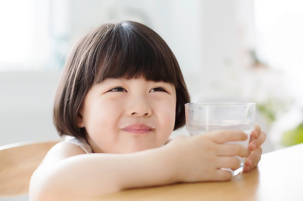 포토 JPG 스튜디오촬영 라이프스타일 여자 딸 어린이 의자 모션 실내 한명 미소 들기 사람 앉기 동양인 소녀 상반신 앞모습 컵 한국인 우유 마시기 가족라이프 책상 소녀한명만 딸바보 국내포토 1 식기 뷰포인트 가구 가족 유제품 표정 인종 내부 생활 여자한명만 소녀만 파일형식