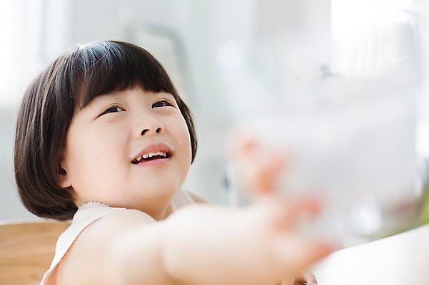 포토 JPG 스튜디오촬영 라이프스타일 여자 딸 어린이 모션 실내 한명 미소 들기 사람 앉기 동양인 소녀 상반신 옆모습 컵 귀여움 한국인 우유 가족라이프 주기 천진난만 소녀한명만 딸바보 국내포토 1 식기 뷰포인트 컨셉 가족 유제품 표정 인종 내부 생활 여자한명만 소녀만 파일형식