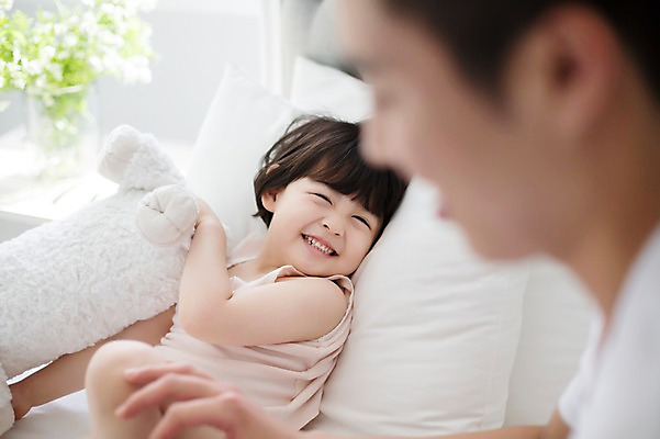 포토 JPG 스튜디오촬영 라이프스타일 여자 남자 딸 어린이 인형 가족 베개 모션 함께함 실내 미소 들기 사람 앉기 동양인 소녀 상반신 20대 성인 두명 옆모습 화목 한국인 육아 침대 가족라이프 아빠 놀기 부녀 딸바보 싱글대디 한부모가족 국내포토 뷰포인트 가구 컨셉 관계 침구 표정 인종 청년 내부 생활 파일형식