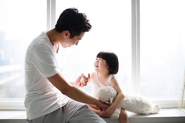 포토 JPG 스튜디오촬영 라이프스타일 여자 남자 딸 어린이 인형 창문 가족 모션 함께함 실내 미소 들기 사람 앉기 동양인 상반신 20대 성인 두명 앞모습 옆모습 햇빛 손잡기 화목 한국인 육아 가족라이프 아빠 창가 놀기 부녀 딸바보 싱글대디 한부모가족 국내포토 뷰포인트 컨셉 관계 표정 인종 청년 내부 생활 태양 파일형식