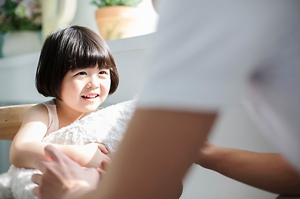 포토 JPG 스튜디오촬영 라이프스타일 손 여자 남자 딸 어린이 인형 의자 가족 모션 실내 미소 들기 사람 앉기 동양인 상반신 20대 성인 두명 앞모습 신체부위 한국인 육아 가족라이프 아빠 놀기 부녀 딸바보 싱글대디 한부모가족 국내포토 뷰포인트 가구 관계 표정 인종 청년 내부 생활 파일형식