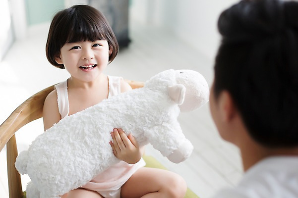 포토 JPG 스튜디오촬영 라이프스타일 여자 남자 딸 어린이 인형 의자 가족 모션 실내 미소 들기 사람 앉기 동양인 상반신 20대 성인 두명 앞모습 뒷모습 한국인 육아 가족라이프 아빠 놀기 부녀 딸바보 싱글대디 한부모가족 국내포토 뷰포인트 가구 관계 표정 인종 청년 내부 생활 파일형식