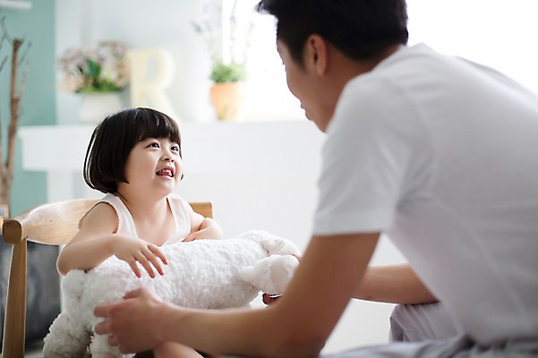 포토 JPG 스튜디오촬영 라이프스타일 여자 남자 딸 어린이 인형 의자 가족 모션 실내 미소 들기 사람 앉기 동양인 손짓 상반신 20대 성인 두명 앞모습 옆모습 한국인 육아 가족라이프 아빠 마주앉기 놀기 부녀 딸바보 싱글대디 한부모가족 국내포토 뷰포인트 가구 관계 표정 인종 청년 내부 생활 파일형식