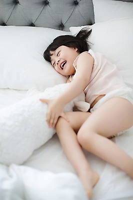 포토 JPG 스튜디오촬영 전신 라이프스타일 여자 딸 어린이 인형 모션 실내 한명 미소 들기 사람 동양인 소녀 옆모습 눕기 귀여움 한국인 침대 가족라이프 놀기 천진난만 딸바보 국내포토 1 뷰포인트 가구 컨셉 가족 표정 인종 내부 생활 파일형식