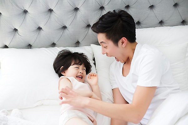 포토 JPG 스튜디오촬영 라이프스타일 여자 남자 딸 어린이 장난 가족 모션 함께함 실내 미소 사람 동양인 상반신 20대 성인 두명 옆모습 눕기 화목 한국인 육아 침대 가족라이프 아빠 놀기 부녀 딸바보 싱글대디 한부모가족 국내포토 뷰포인트 가구 컨셉 관계 표정 인종 청년 내부 생활 파일형식