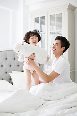 포토 JPG 스튜디오촬영 라이프스타일 여자 남자 딸 어린이 인형 장난 가족 베개 모션 함께함 실내 서기 미소 들기 사람 앉기 동양인 상반신 20대 성인 두명 옆모습 화목 한국인 육아 침대 가족라이프 아빠 놀기 부녀 딸바보 싱글대디 한부모가족 국내포토 뷰포인트 가구 컨셉 관계 침구 표정 인종 청년 내부 생활 파일형식